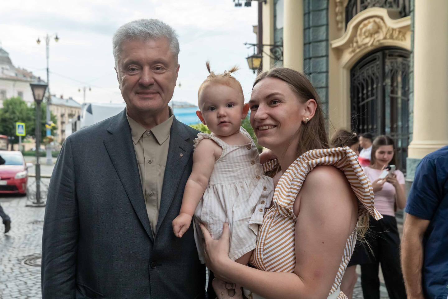 "Ніби потрапив у гості до великої родини": Порошенко показав, як його тепло зустріли у Чернівцях. Фото