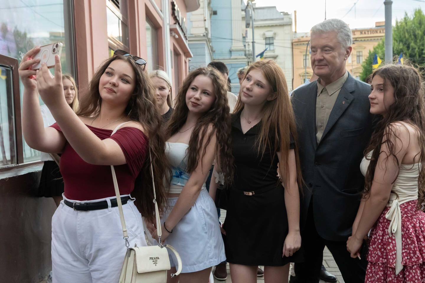 "Ніби потрапив у гості до великої родини": Порошенко показав, як його тепло зустріли у Чернівцях. Фото