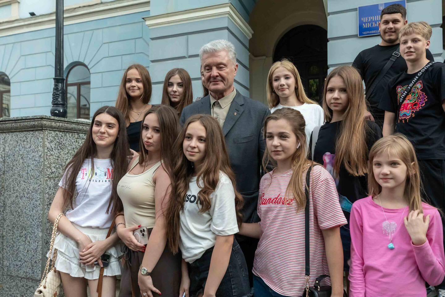 "Ніби потрапив у гості до великої родини": Порошенко показав, як його тепло зустріли у Чернівцях. Фото