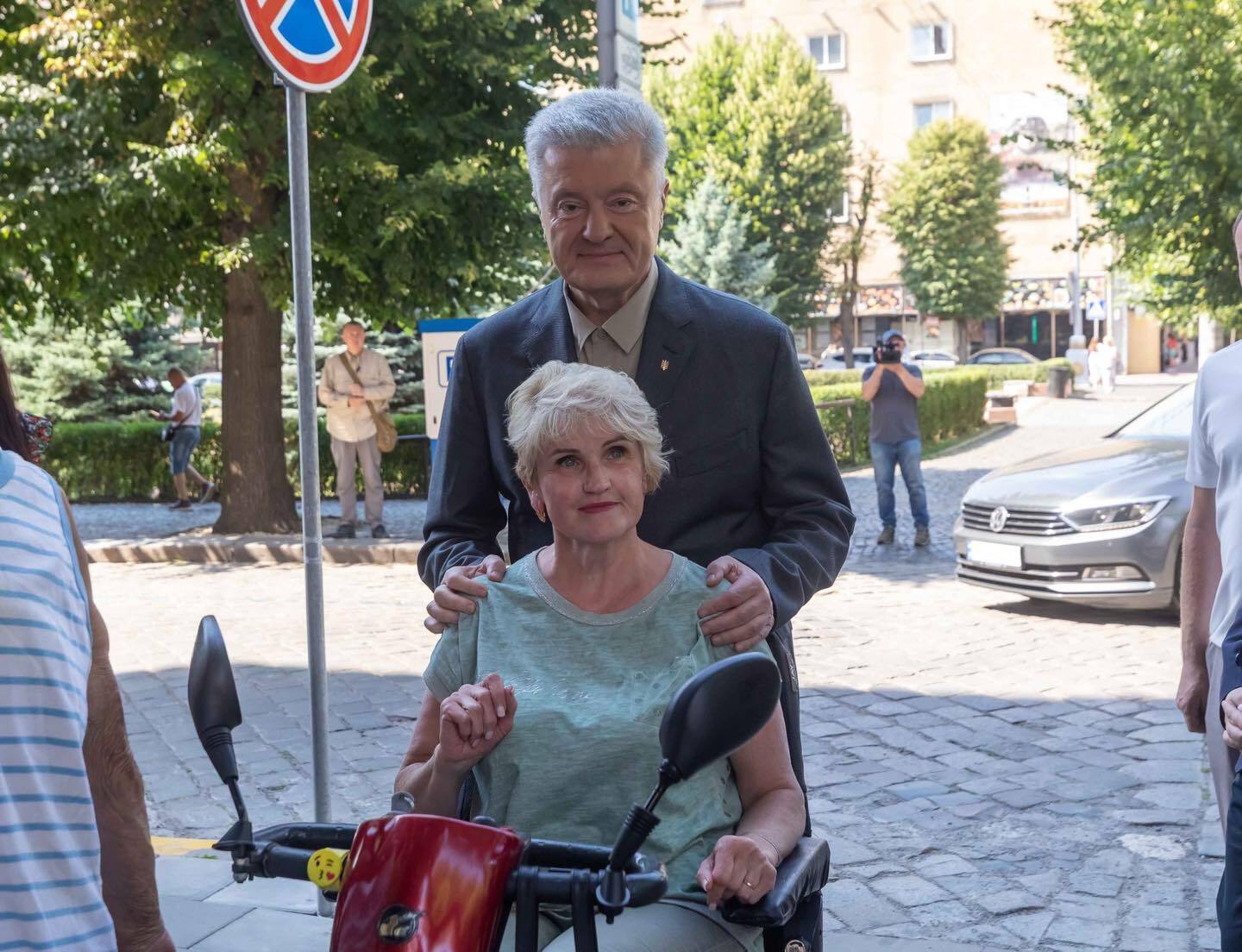 "Ніби потрапив у гості до великої родини": Порошенко показав, як його тепло зустріли у Чернівцях. Фото