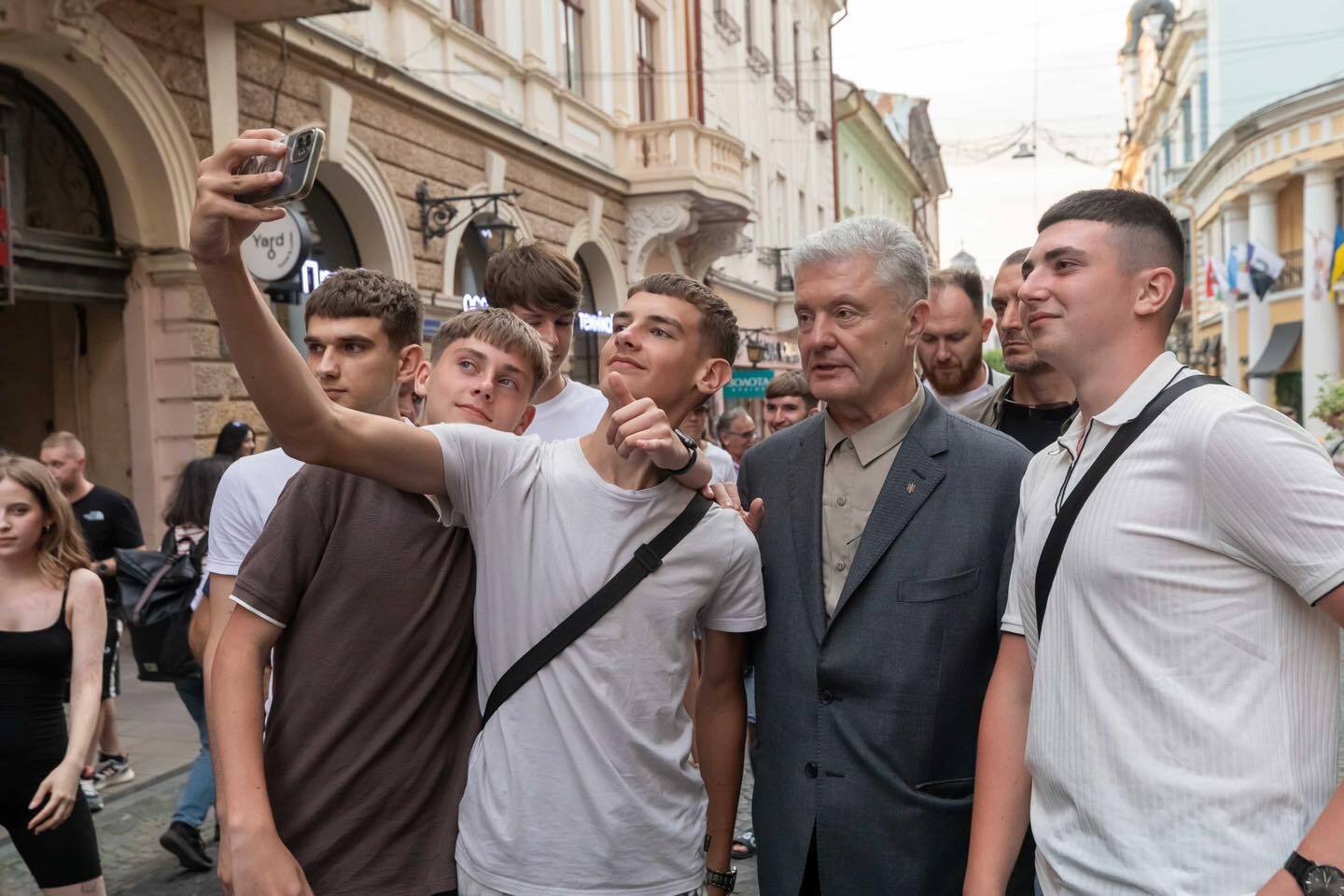 "Ніби потрапив у гості до великої родини": Порошенко показав, як його тепло зустріли у Чернівцях. Фото