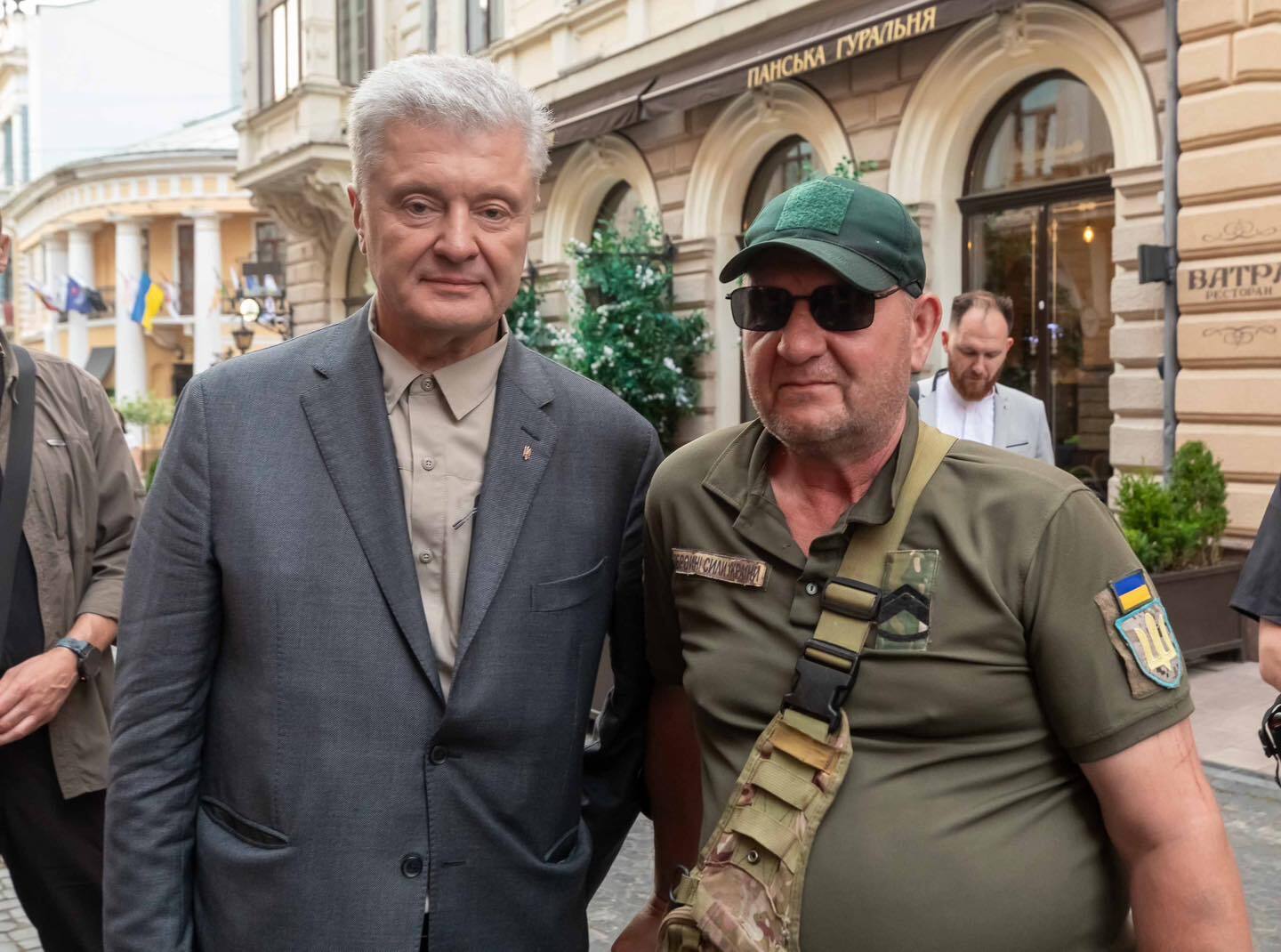 "Будто попал в гости к большой семье": Порошенко показал, как его тепло встретили в Черновцах. Фото