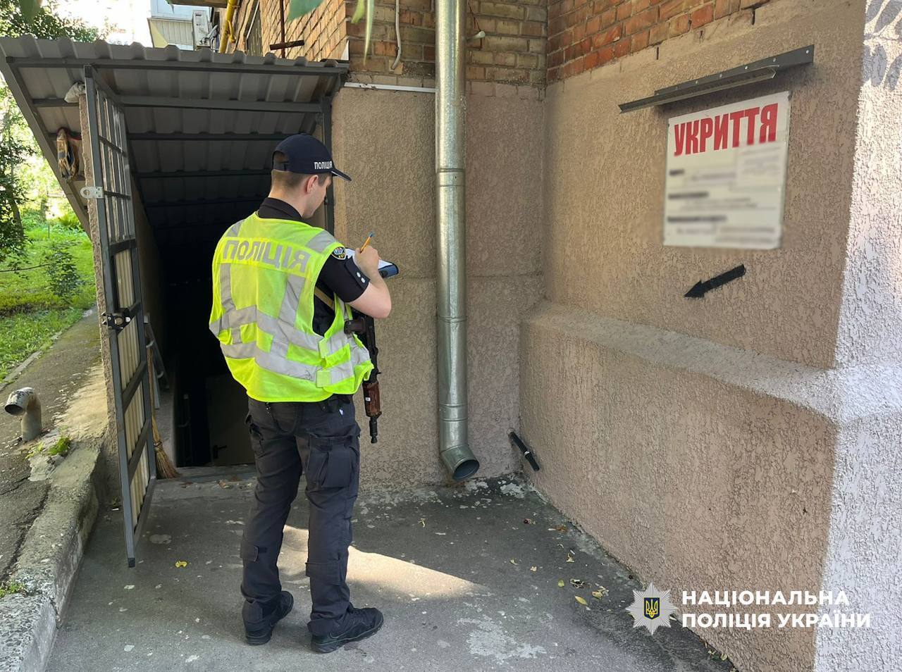 Принесли диваны и не пускают никого: в Киеве возник скандал из-за укрытия в доме. Подробности, фото и видео