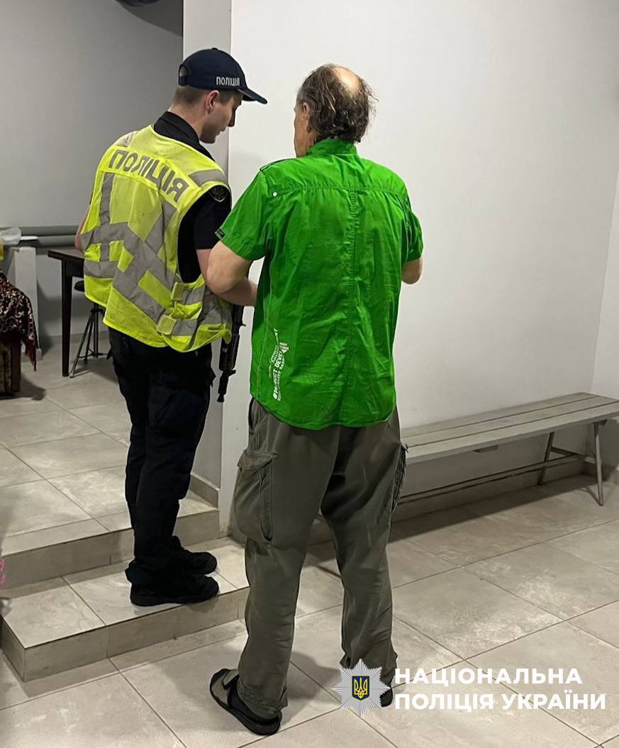Принесли диваны и не пускают никого: в Киеве возник скандал из-за укрытия в доме. Подробности, фото и видео
