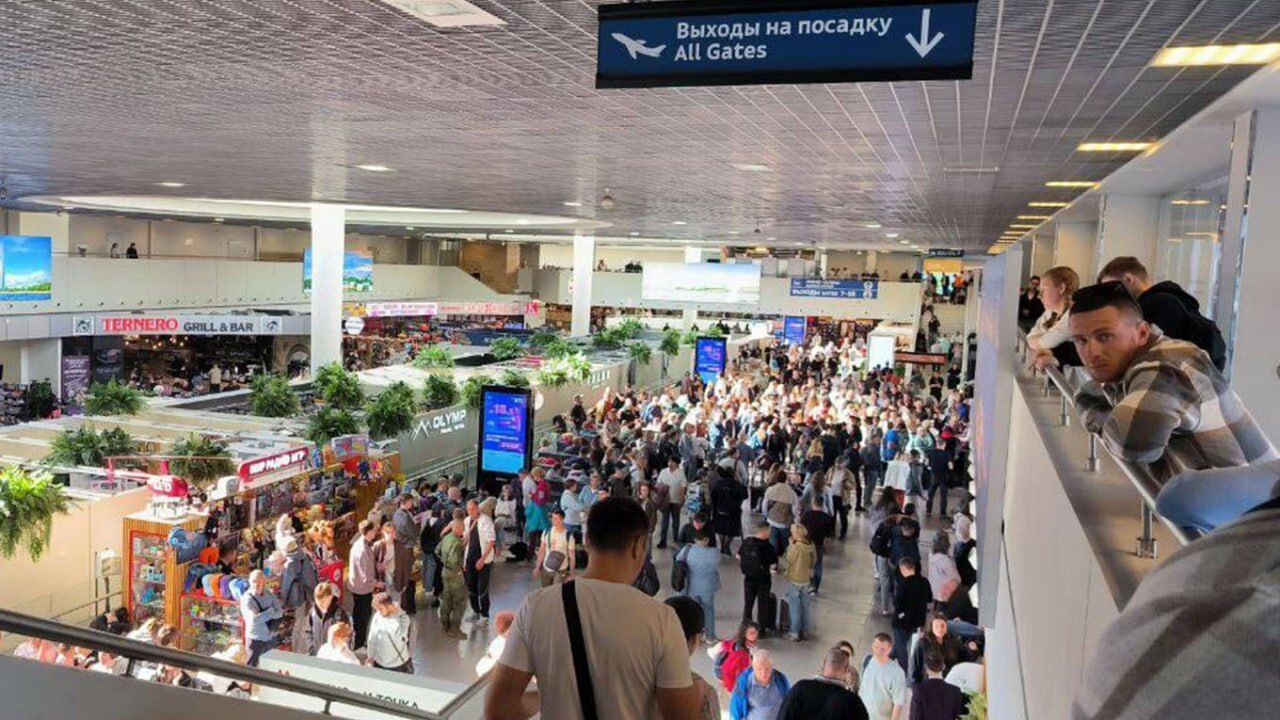 Чекали на українські дрони: в аеропорту Москви затримали і скасували близько 170 рейсів, пасажирів тримали на підлозі. Відео
