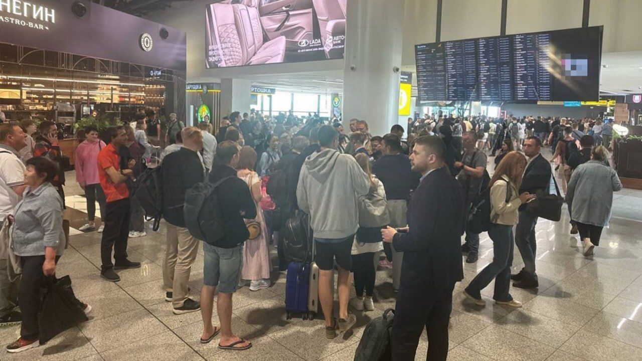 Чекали на українські дрони: в аеропорту Москви затримали і скасували близько 170 рейсів, пасажирів тримали на підлозі. Відео