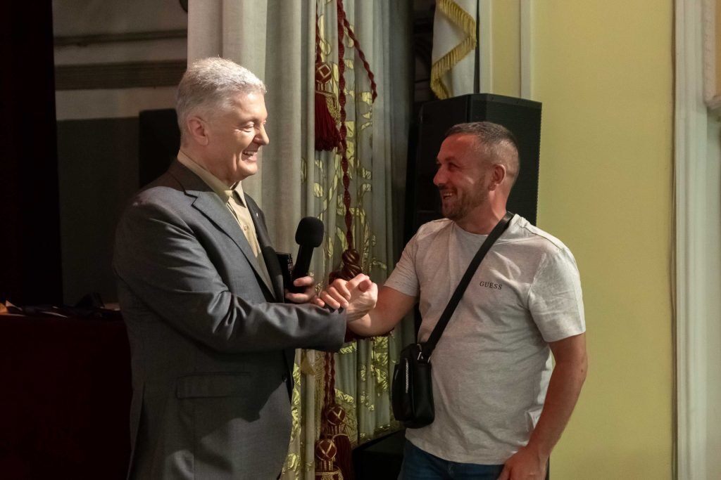 "Частіше перетинаємося на фронті, ніж у тилу": командир підрозділу "Серафими" подякував Порошенку за допомогу