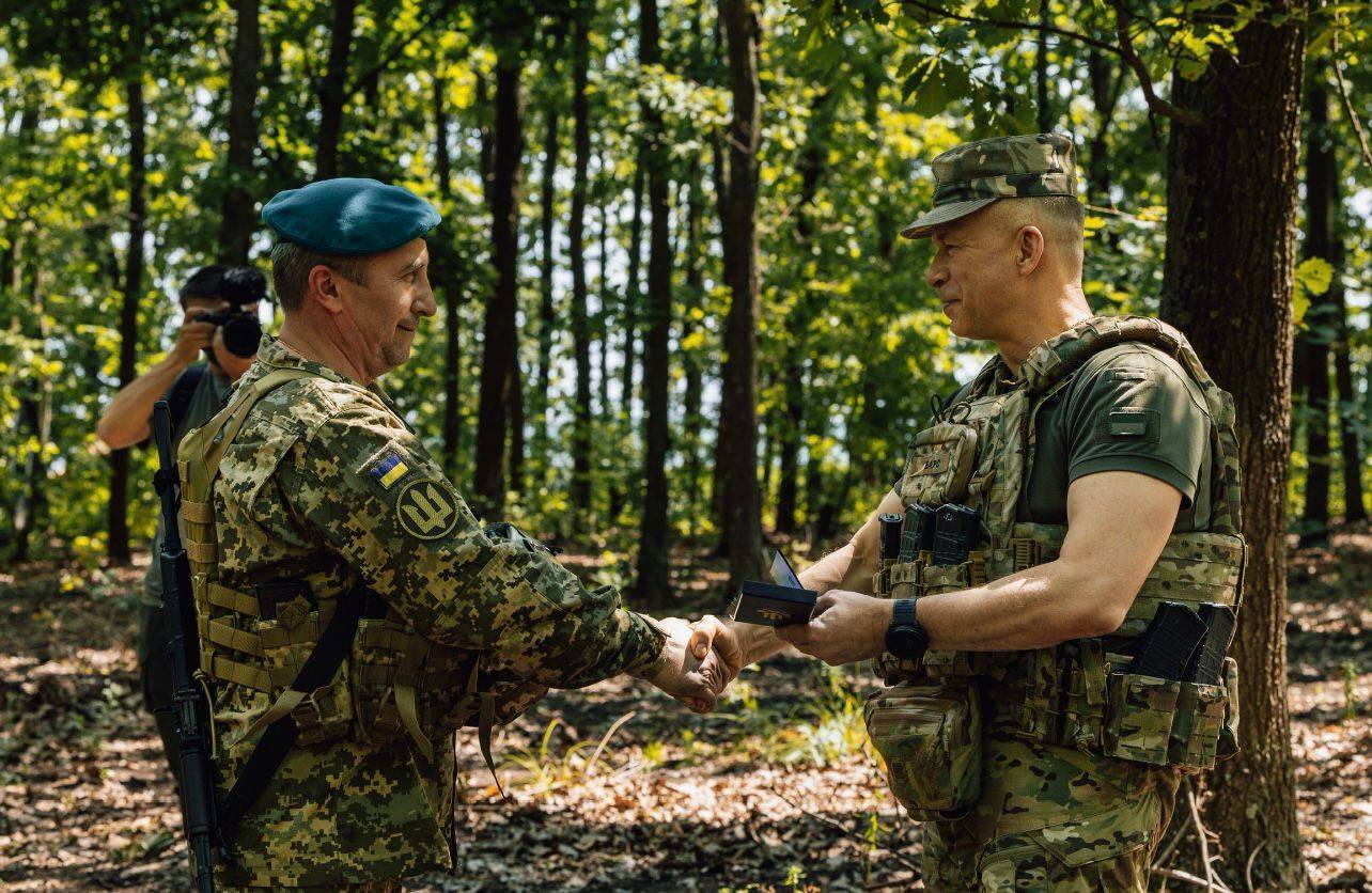 Сирський у День ВМС побував на Донеччині та нагородив морпіхів. Фото