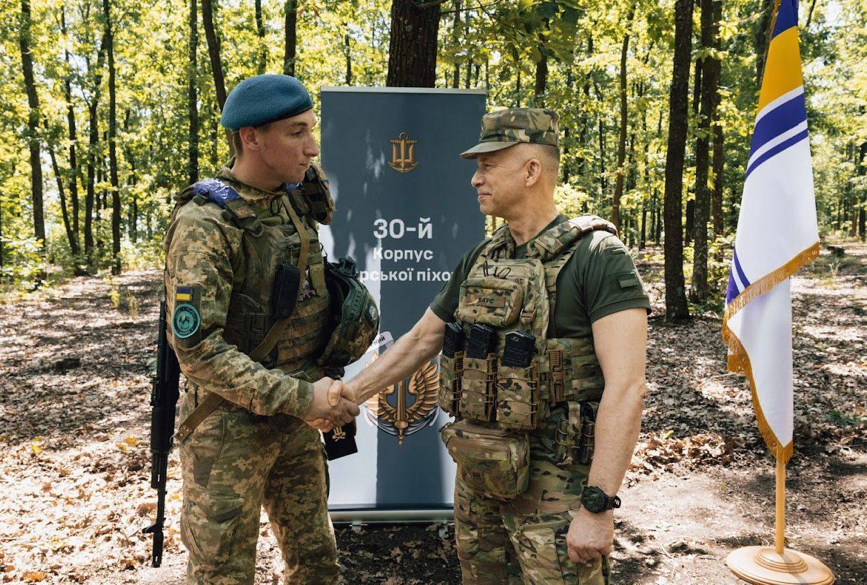 Сирський у День ВМС побував на Донеччині та нагородив морпіхів. Фото