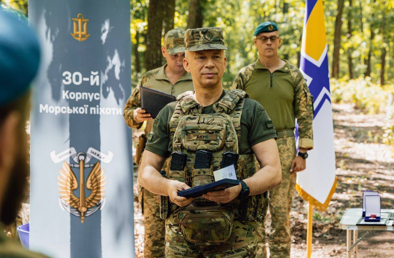 Сирський у День ВМС побував на Донеччині та нагородив морпіхів. Фото