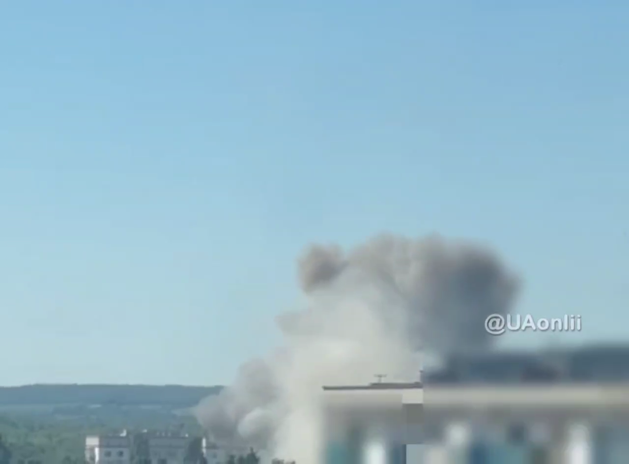У мережі показали момент прильоту БПЛА по будівлі ТЦК у Кременчуці
