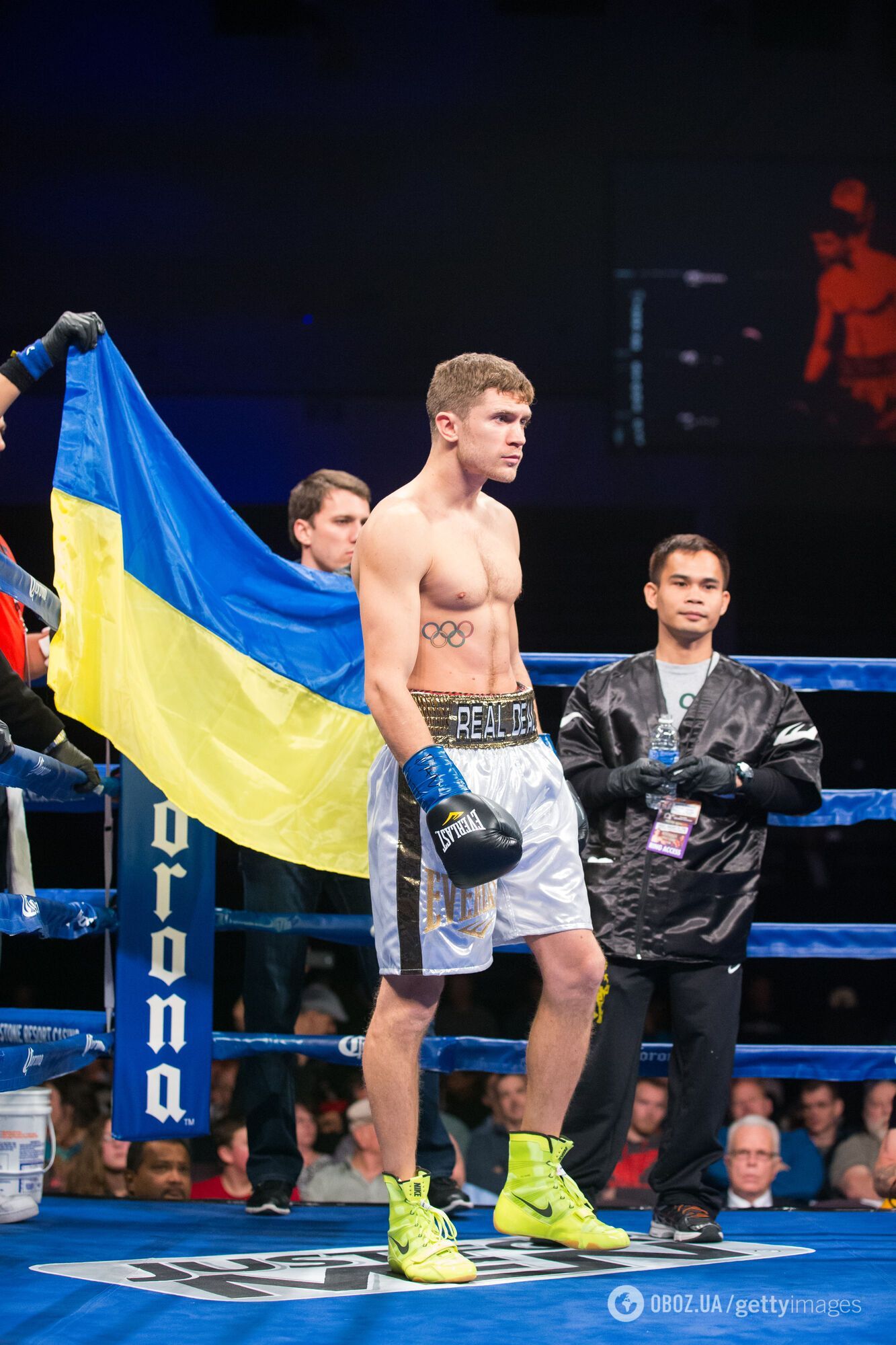 Знаменитий український непереможний боксер виграв бій брутальним нокаутом у 2-му раунді. Відео