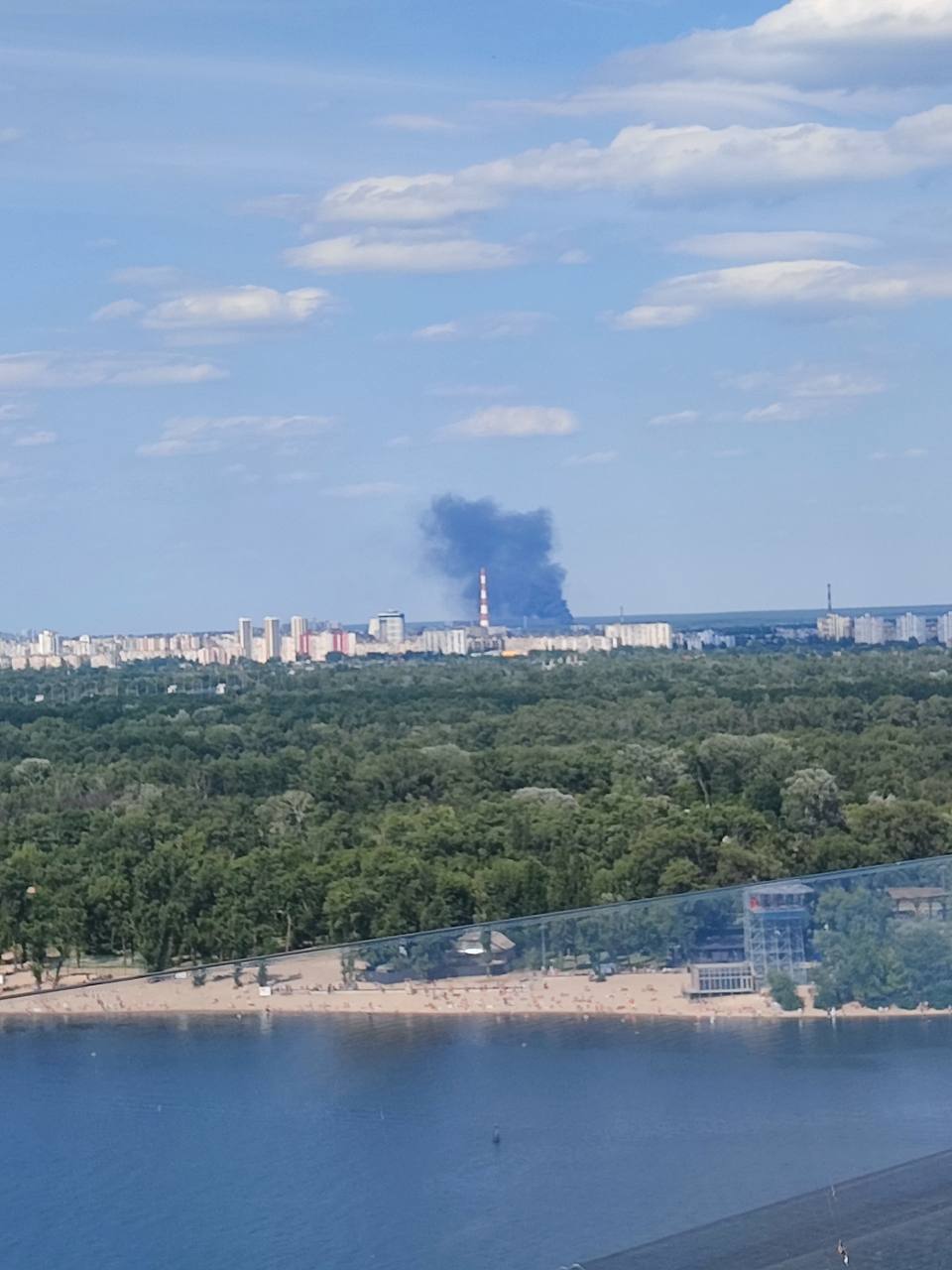 В Киеве на Троещине произошел мощный взрыв возле ТЭЦ, на нескольких улицах пропал свет: какая причина. Все подробности