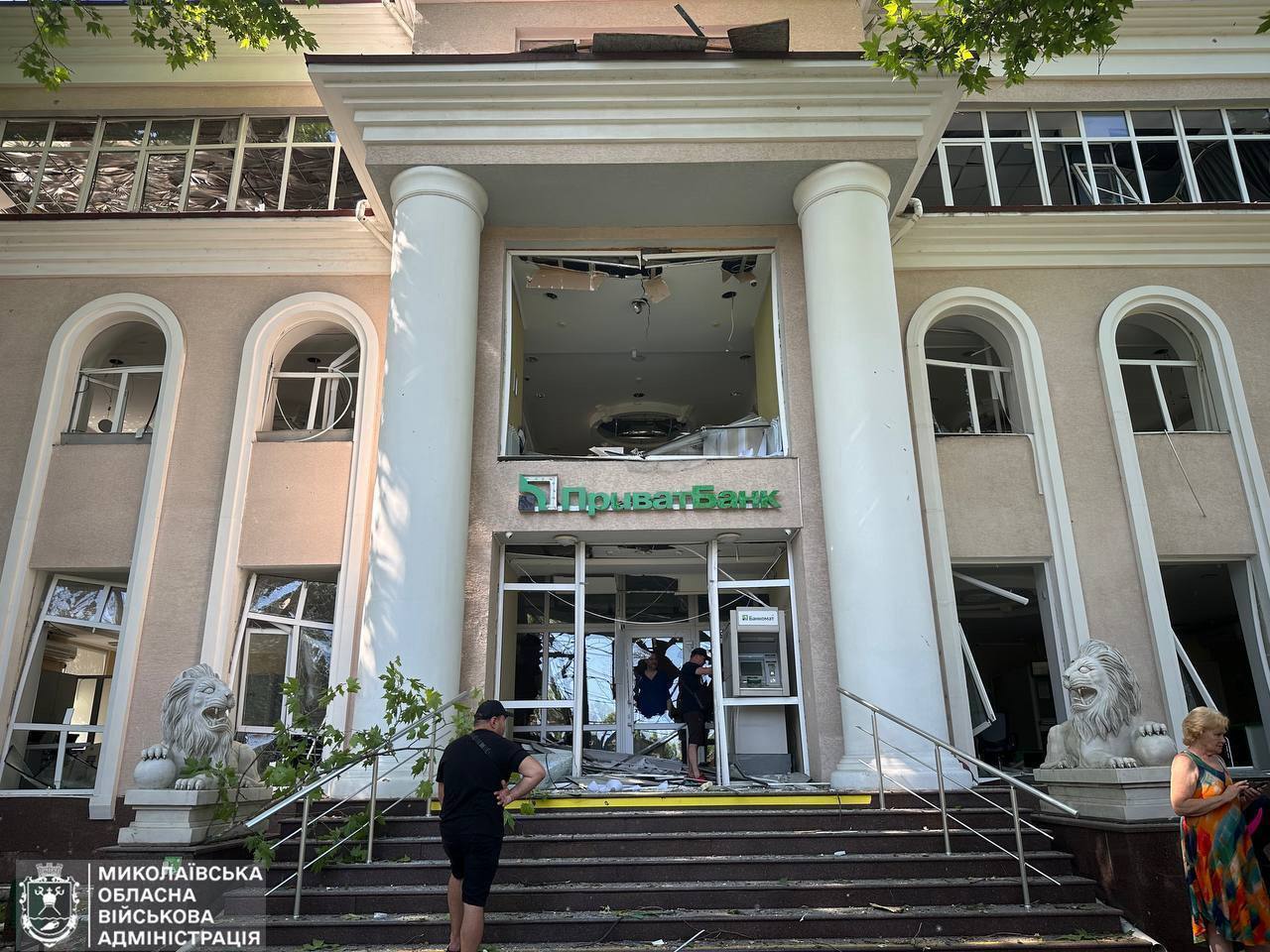 Оккупанты атаковали дронами Николаев: есть пострадавшие, повреждены жилые дома. Фото