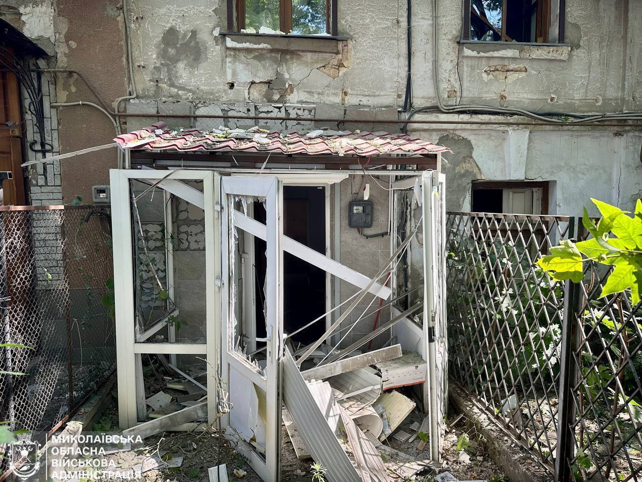 Оккупанты атаковали дронами Николаев: есть пострадавшие, повреждены жилые дома. Фото