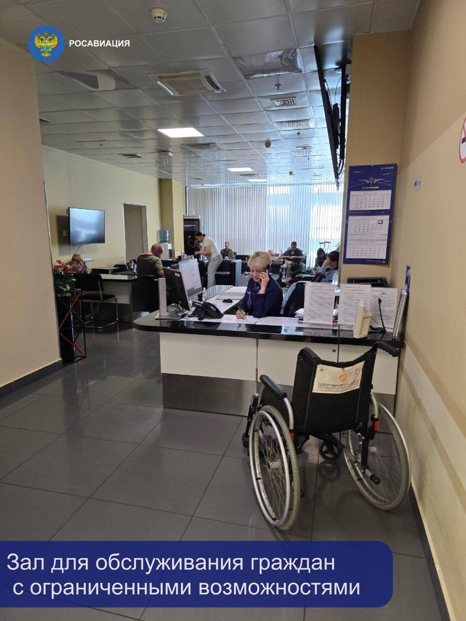 У Росії другий день поспіль транспортний колапс: скасовані сотні рейсів, у аеропортах великі черги. Фото й відео