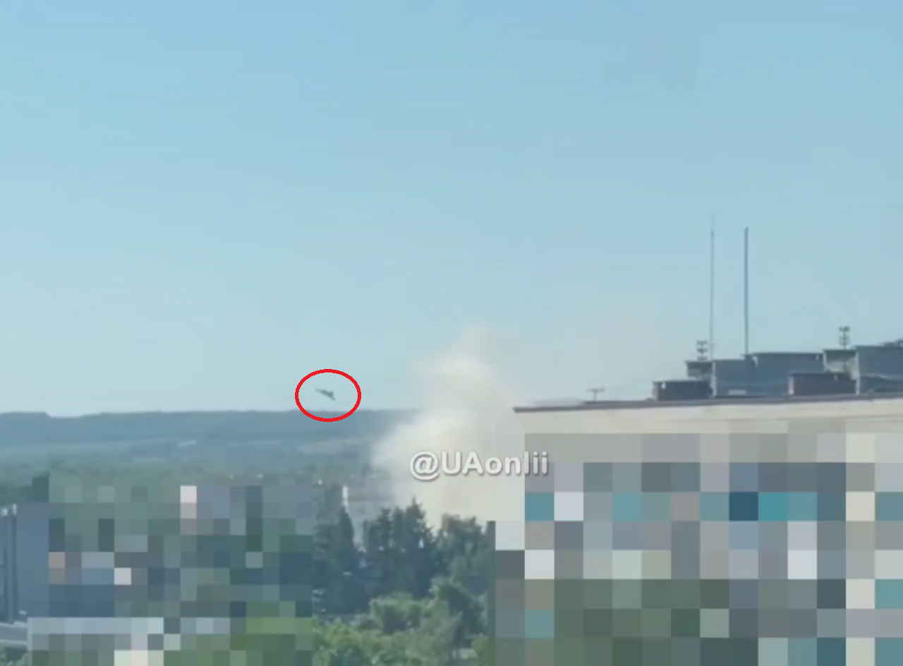У мережі показали момент прильоту БПЛА по будівлі ТЦК у Кременчуці