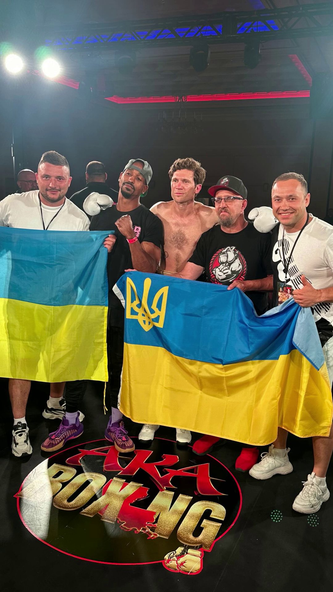 Знаменитий український непереможний боксер виграв бій брутальним нокаутом у 2-му раунді. Відео
