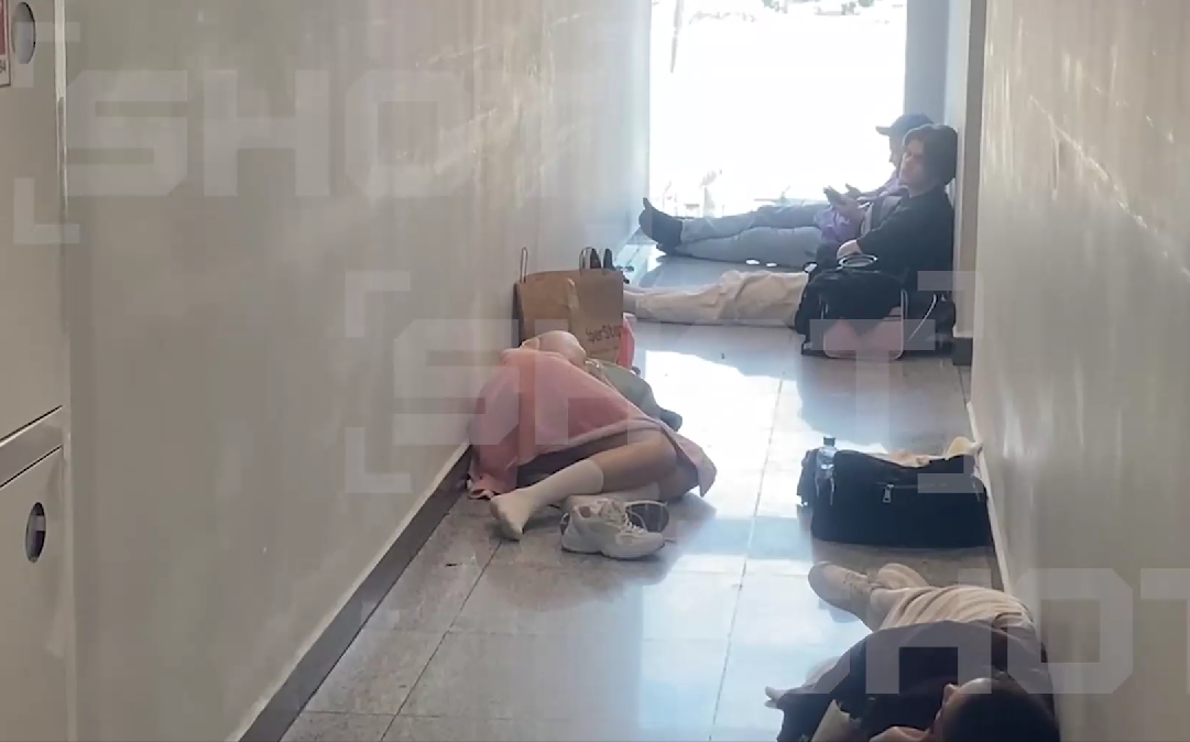 "Спят на полу": в России продолжается коллапс в аэропортах из-за атаки дронов, задержано более сотни рейсов. Видео