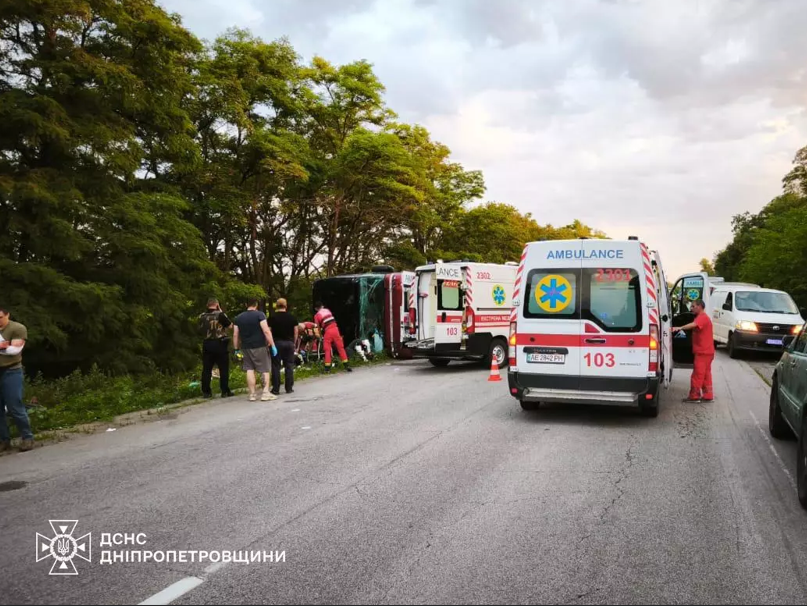 На Днепропетровщине перевернулся двухэтажный пассажирский автобус: есть жертва, десятки людей пострадали. Фото