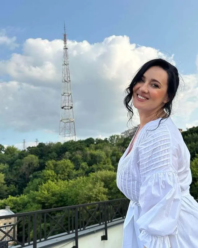 Виривають мікрофон, блокують і обзивають: світська журналістка, яку порівнюють з Катею Осадчею, розповіла про зірок-скандалістів