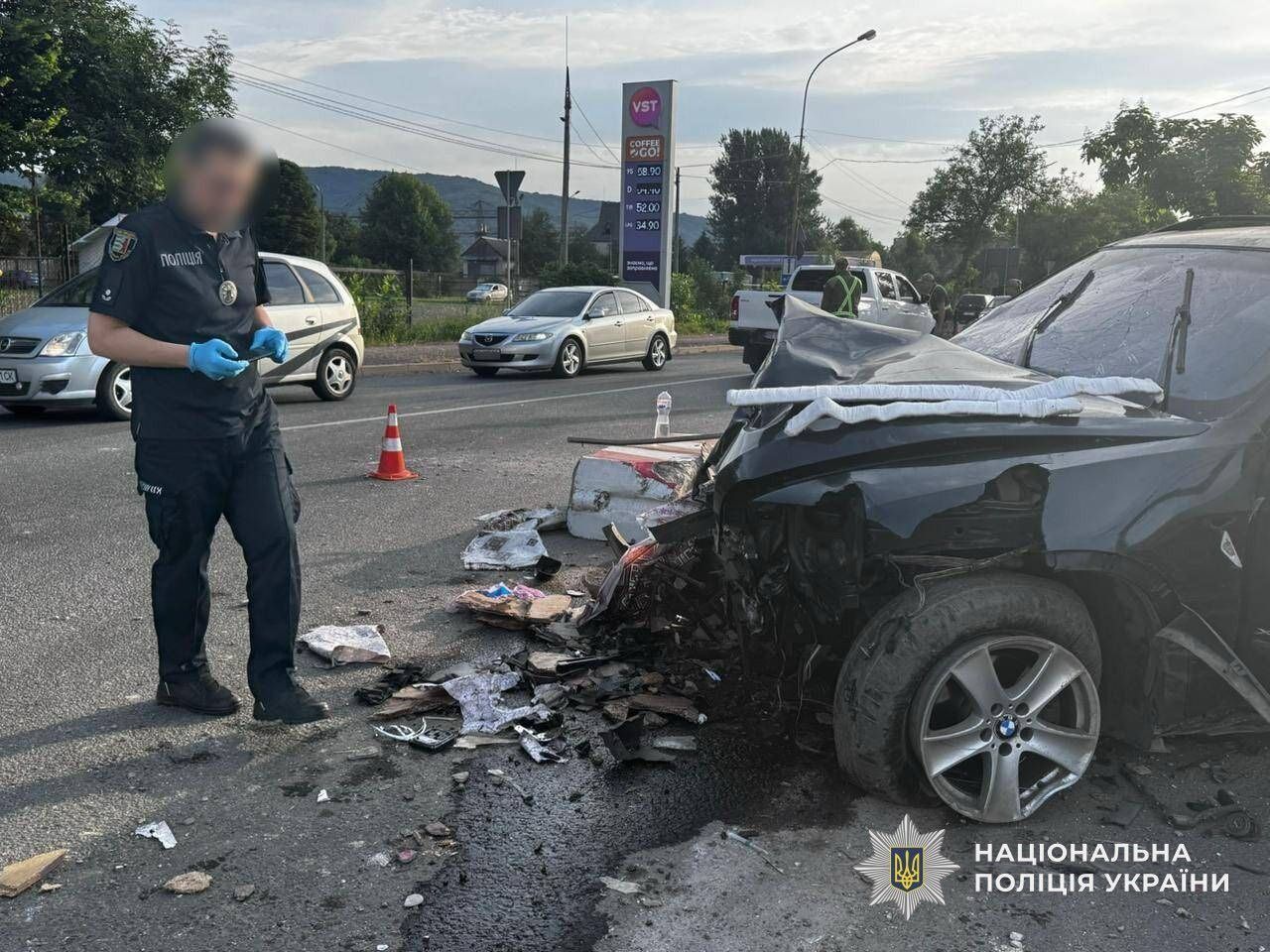 На Закарпатье нетрезвая водительница BMW влетела в блокпост: от полученных травм скончался пограничник. Фото