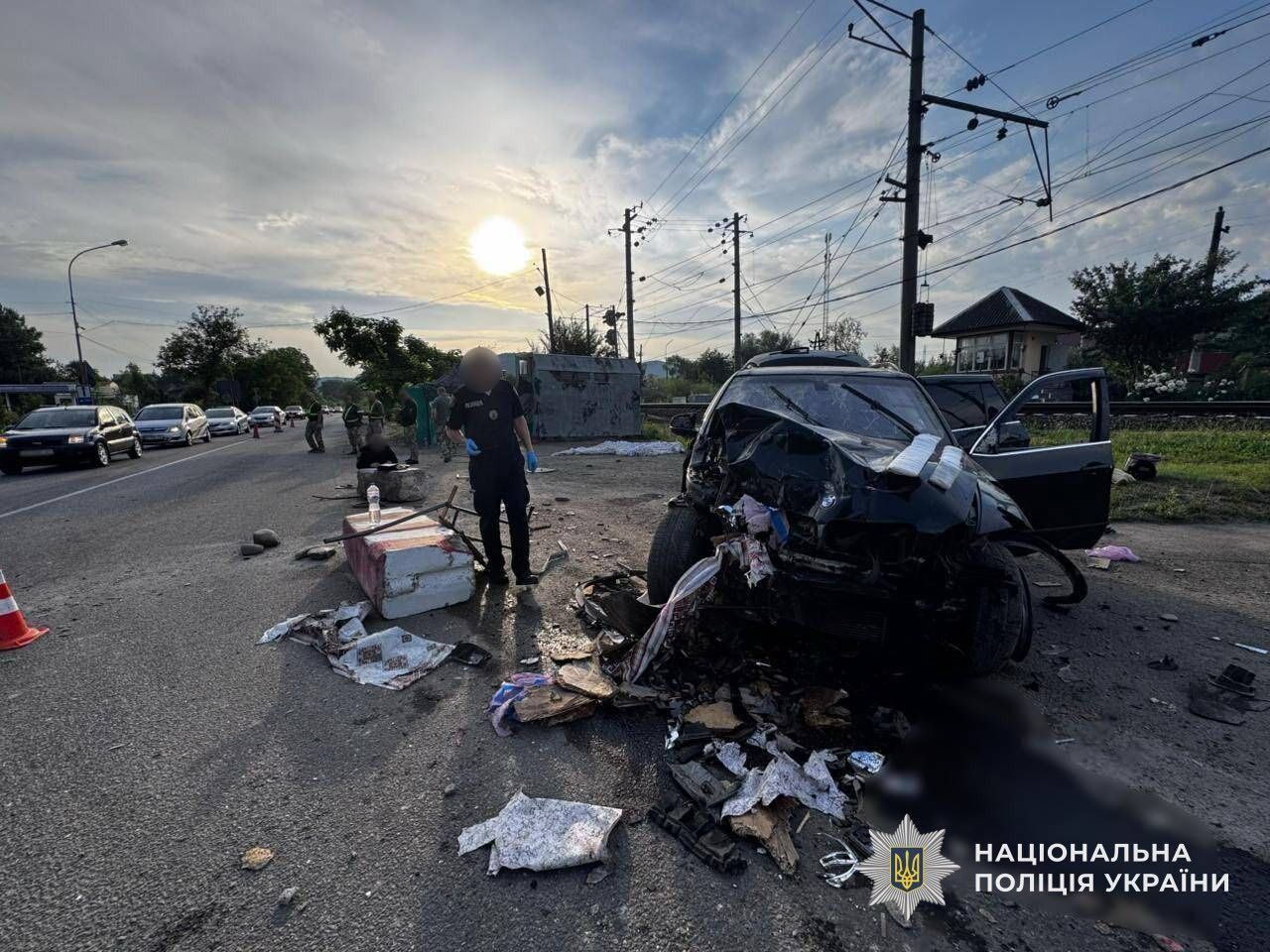 На Закарпатье нетрезвая водительница BMW влетела в блокпост: от полученных травм скончался пограничник. Фото