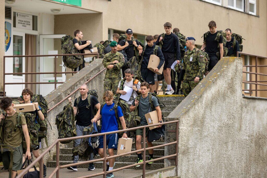 В Чехии начались добровольные военные учения для молодежи в возрасте 18-22 года: что известно. Фото