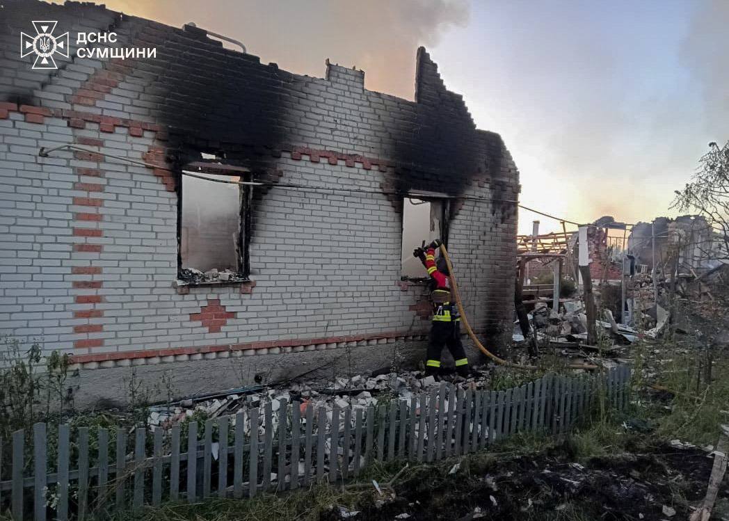 Окупанти атакували Сумщину, сталась масштабна пожежа: загинули двоє людей, є поранені. Фото і відео