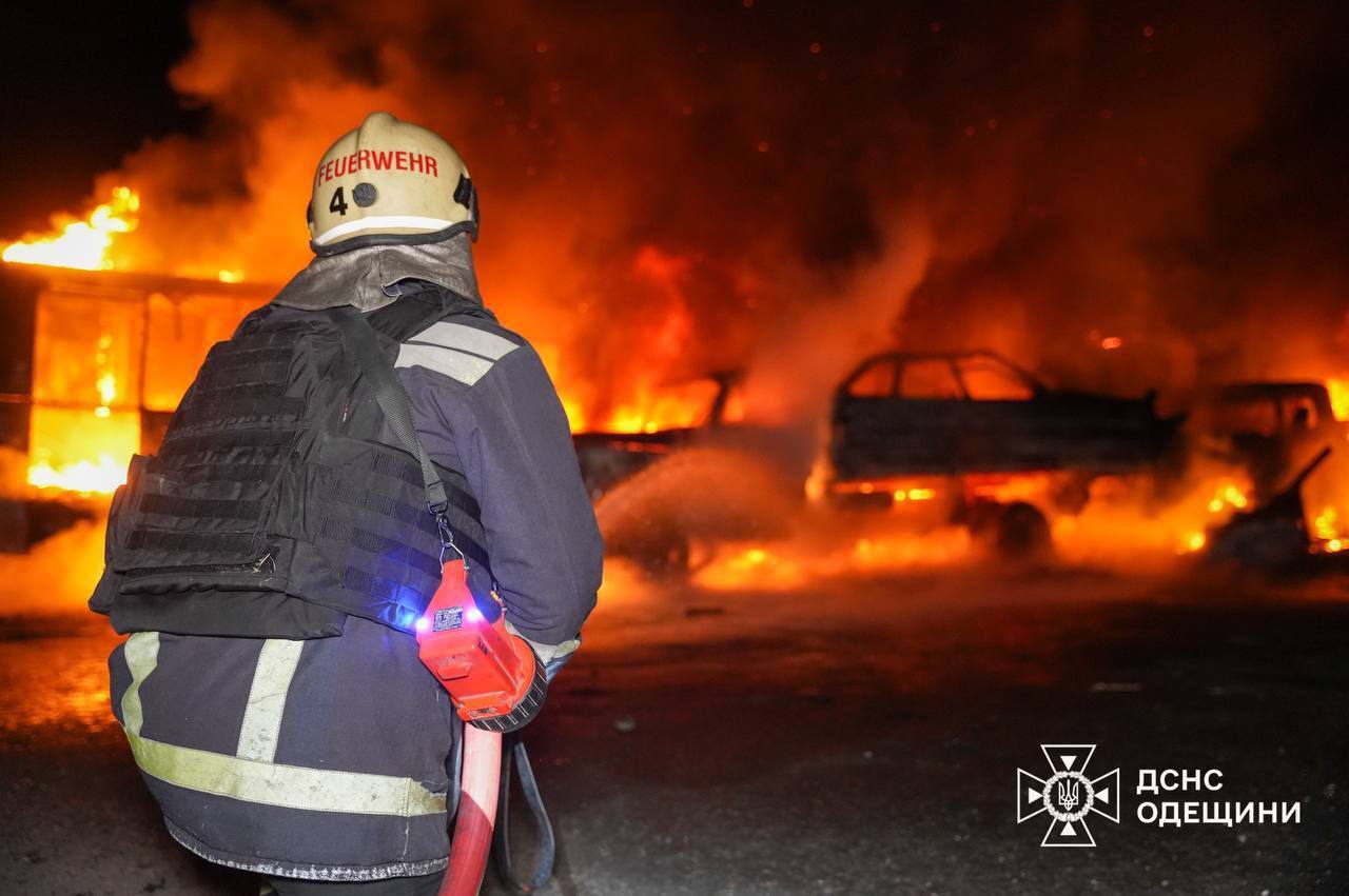 Пошкоджено гаражі й адмінбудівлю: внаслідок атаки РФ на Одесу сталась пожежа, загинула людина. Фото і відео