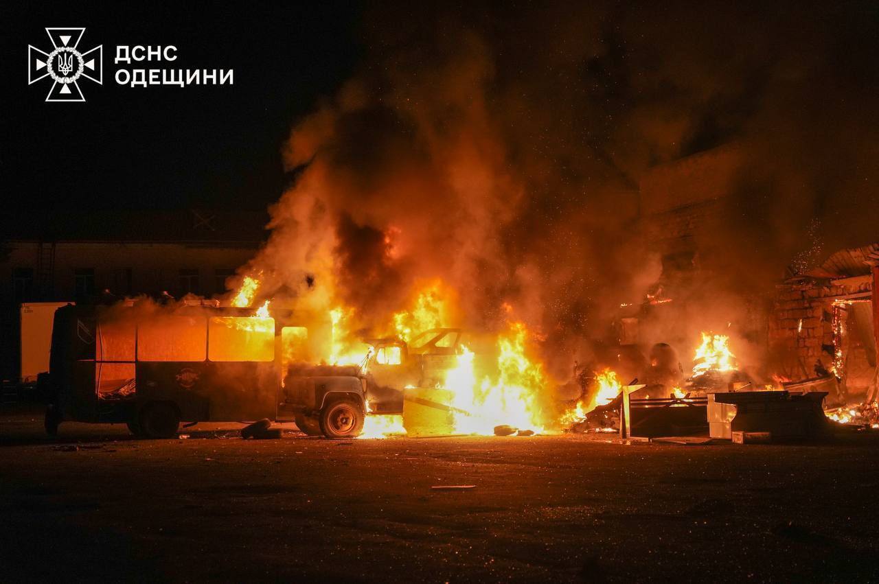 Пошкоджено гаражі і адмінбудівлю: внаслідок атаки РФ на Одесу сталась пожежа, загинула людина. Фото і відео ruiekiqeriqkkzrz