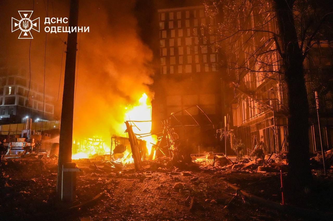 Пошкоджено гаражі і адмінбудівлю: внаслідок атаки РФ на Одесу сталась пожежа, загинула людина. Фото і відео