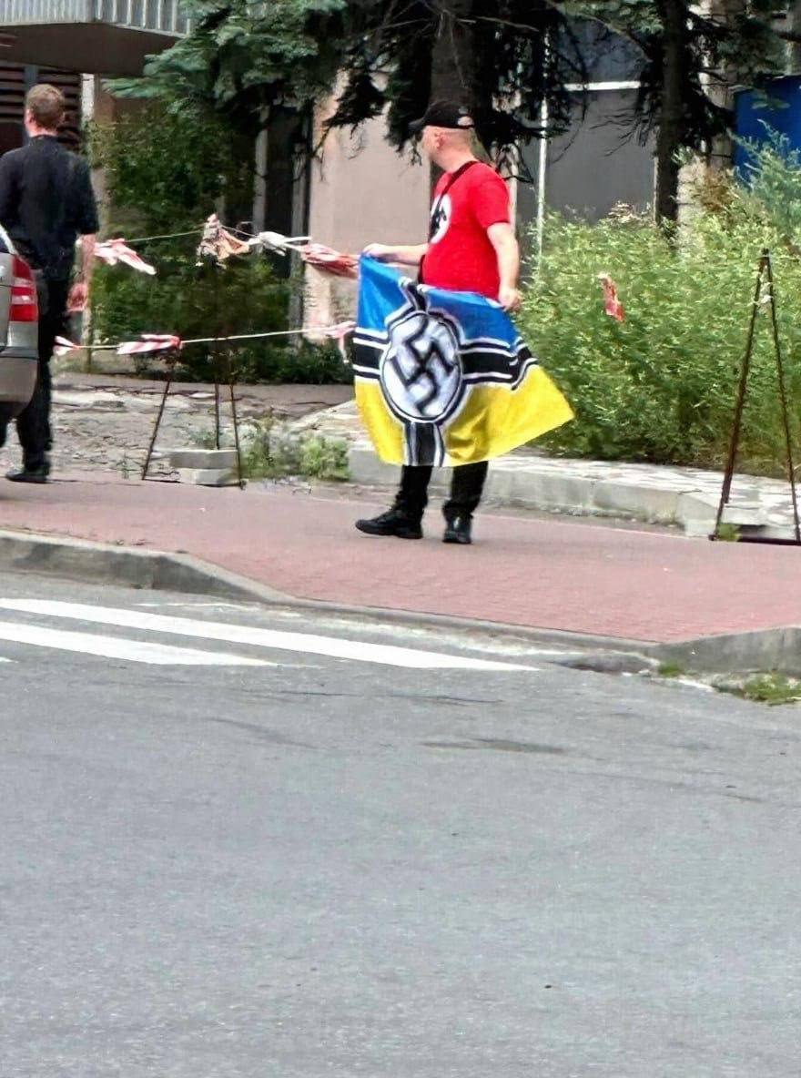 У Києві на Печерську чоловік ходив із прапором з нацистською символікою: справою зайнялась поліція. Фото