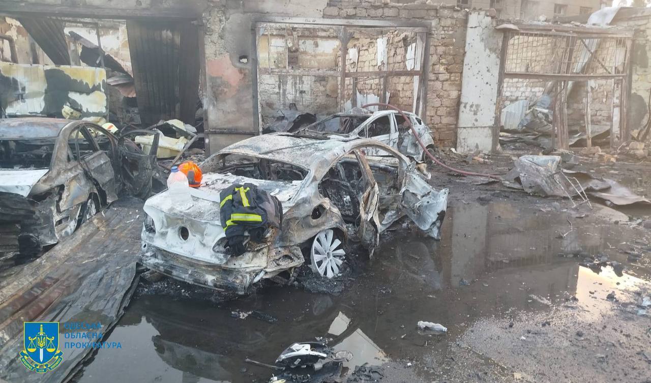 Пошкоджено гаражі й адмінбудівлю: внаслідок атаки РФ на Одесу сталась пожежа, загинула людина. Фото і відео