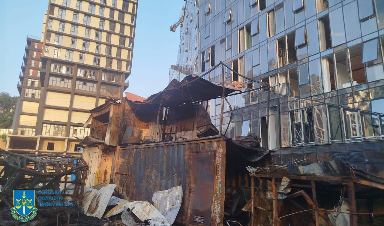 Пошкоджено гаражі й адмінбудівлю: внаслідок атаки РФ на Одесу сталась пожежа, загинула людина. Фото і відео