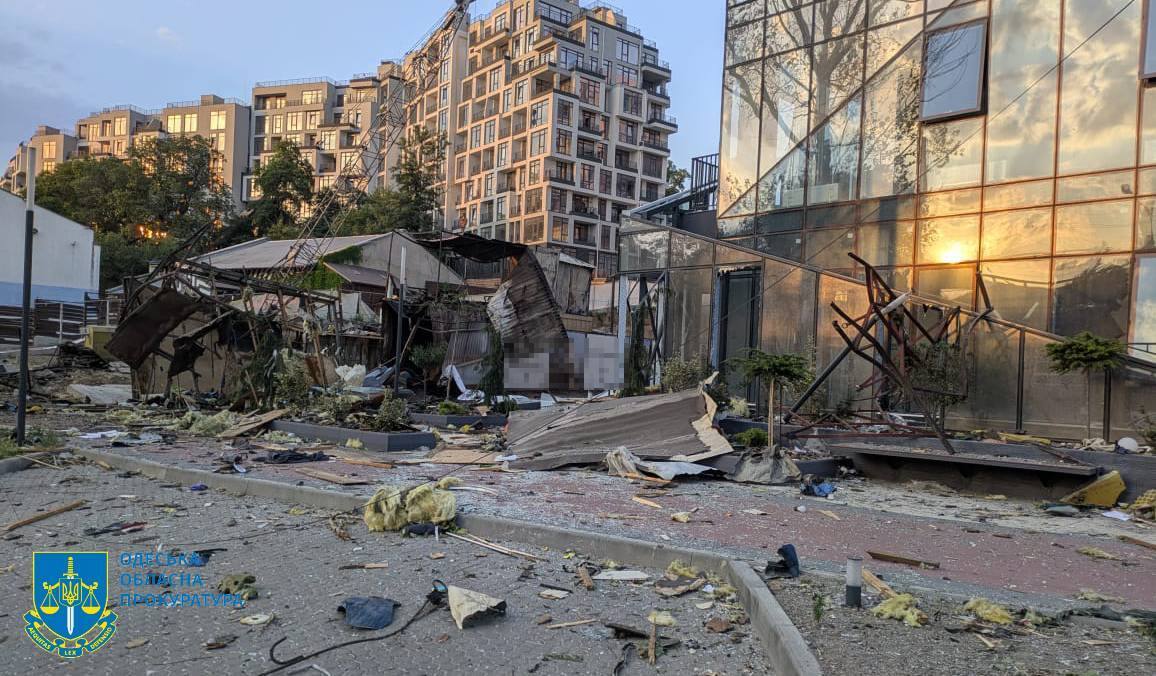 Пошкоджено гаражі й адмінбудівлю: внаслідок атаки РФ на Одесу сталась пожежа, загинула людина. Фото і відео