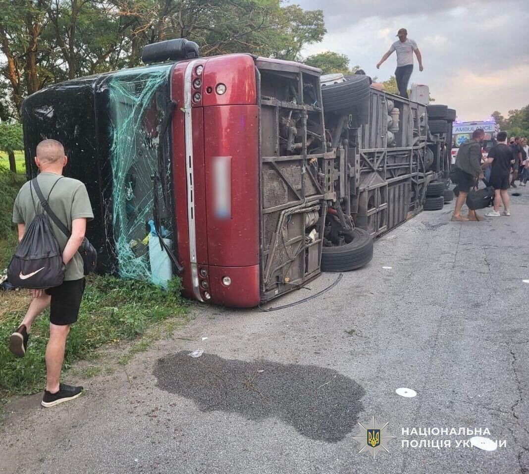 На Днепропетровщине перевернулся двухэтажный пассажирский автобус: есть жертва, десятки людей пострадали. Фото