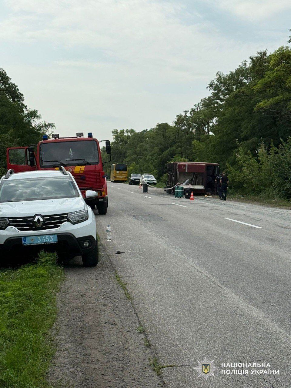 На Днепропетровщине перевернулся двухэтажный пассажирский автобус: есть жертва, десятки людей пострадали. Фото
