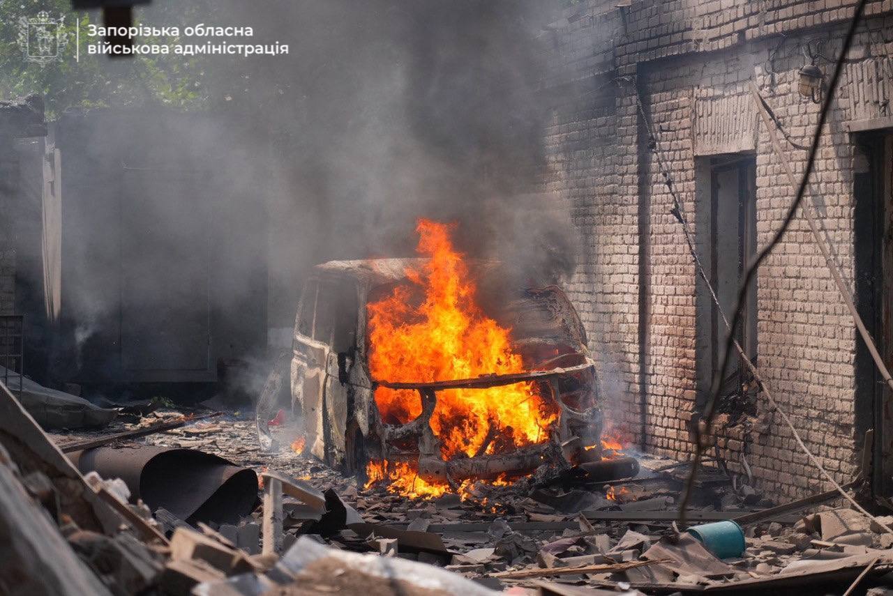 Окупанти атакували Запоріжжя дронами: пошкоджено будинки і університет, медики надають допомогу постраждалим. Фото і відео