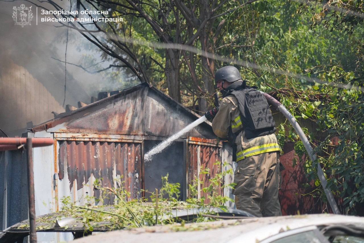 Окупанти атакували Запоріжжя дронами: пошкоджено будинки і університет, медики надають допомогу постраждалим. Фото і відео