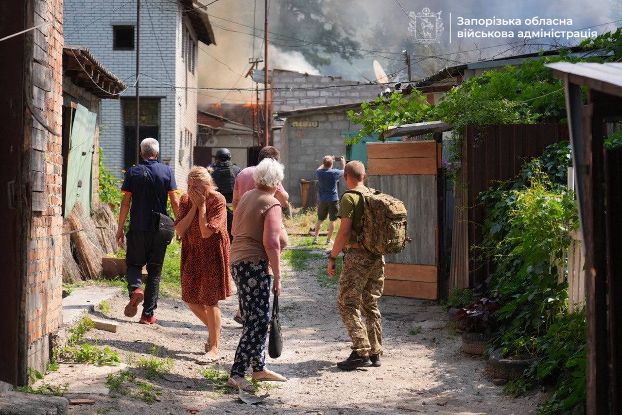 Окупанти атакували Запоріжжя дронами: пошкоджено будинки і університет, медики надають допомогу постраждалим. Фото і відео
