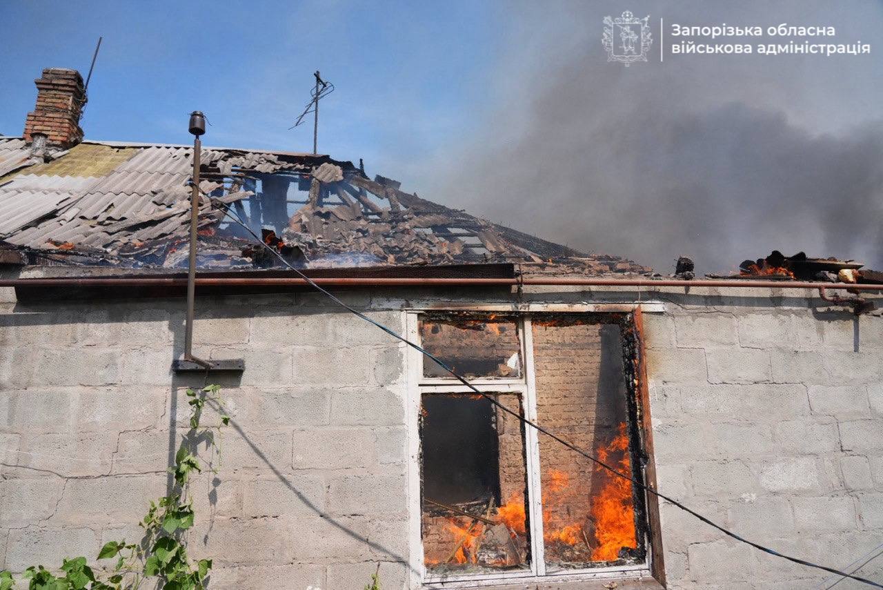 Окупанти атакували Запоріжжя дронами: пошкоджено будинки і університет, медики надають допомогу постраждалим. Фото і відео
