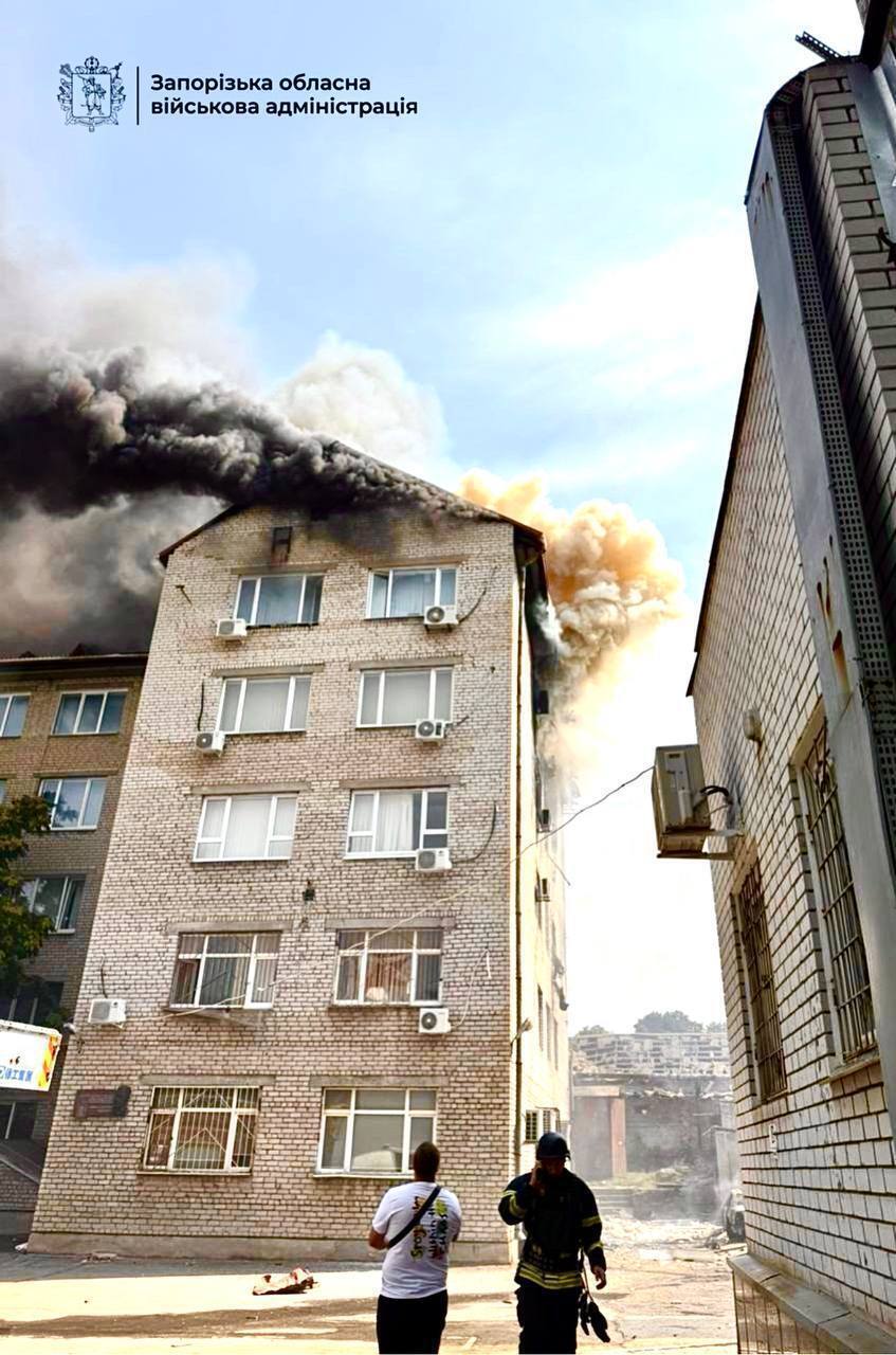 Окупанти атакували Запоріжжя дронами: пошкоджено будинки і університет, медики надають допомогу постраждалим. Фото і відео