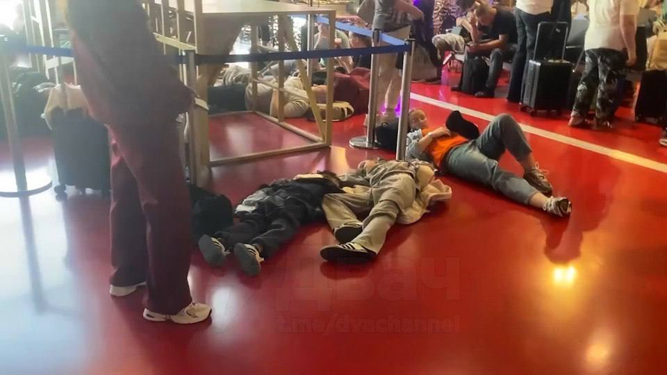 Пасажири змушені спати на підлозі