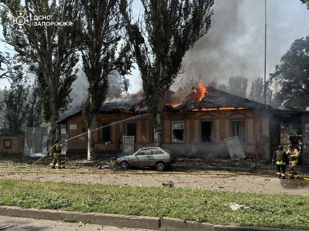 Окупанти атакували Запоріжжя дронами: пошкоджено будинки і університет, медики надають допомогу постраждалим. Фото і відео