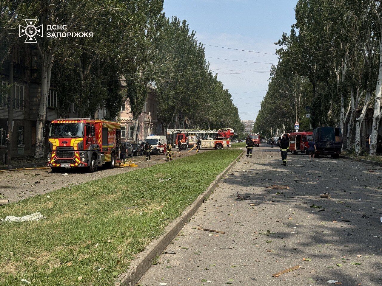 Окупанти атакували Запоріжжя дронами: пошкоджено будинки і університет, медики надають допомогу постраждалим. Фото і відео