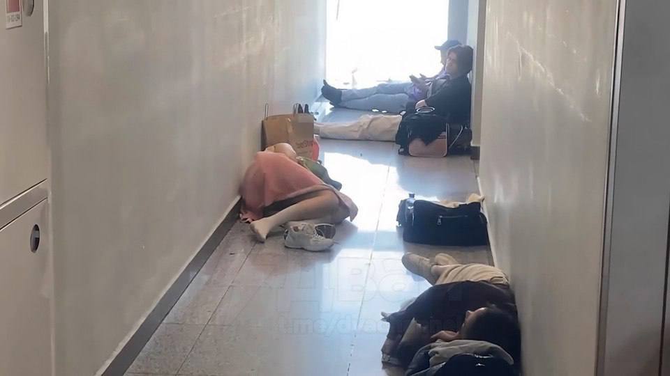 Когось з пасажирів розселили в готелі, але далеко не всіх
