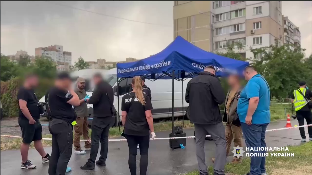 В Киеве на Троещине неизвестный застрелил мужчину, который находился в салоне авто. Подробности, фото и видео