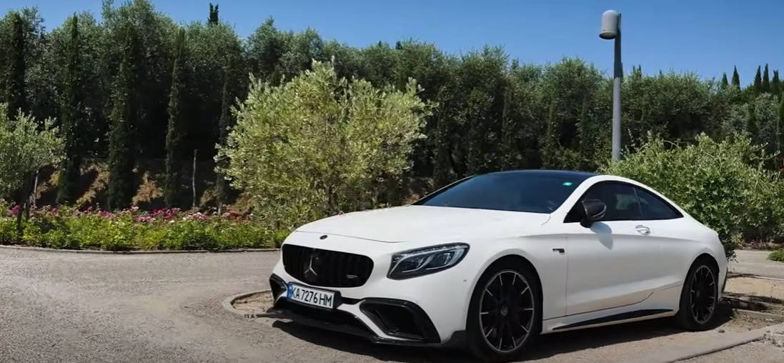 Авто дочки Злочевського Карини Карини на парковці.