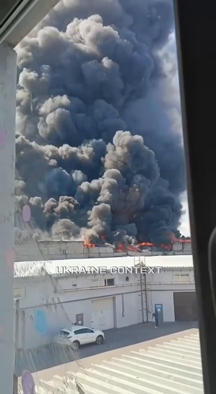 У Ростові пролунали вибухи і спалахнула пожежа: над містом видніється стовп чорного диму. Фото і відео